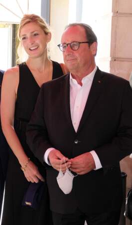 Le mariage a été célébré par Bernard Combes, le successeur de François Hollande en tant que maire de Tulle. 