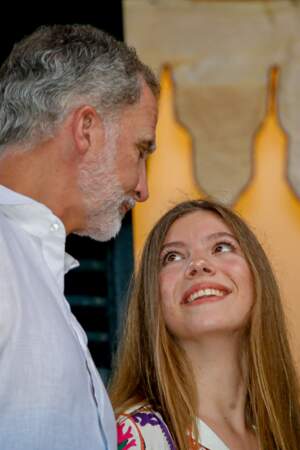 L'infante Sofia échange un sourire sincère avec son père le roi Felipe VI