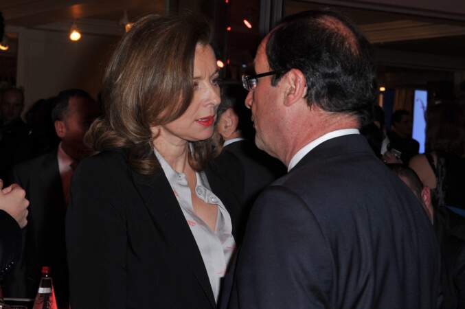 A cette époque, François Hollande, alors en exercice, est officiellement avec Valérie Trierweiler, sa première dame. 