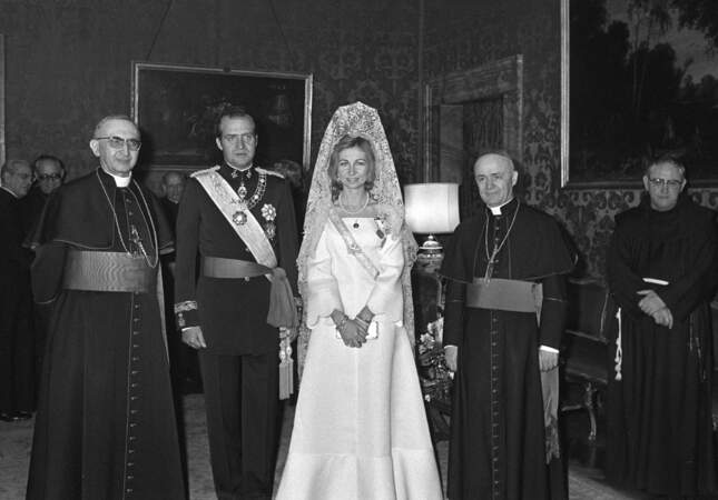 Le roi d'Espagne Juan Carlos Ier, le père de l'actuel roi, a régné de 1975 à 2004. Il est marié avec la reine Sofia