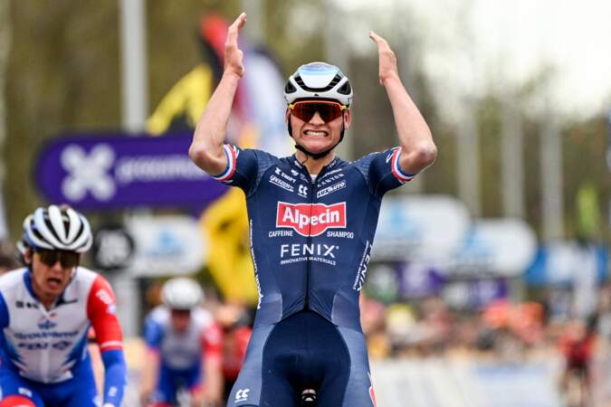 Le 6 mai 2022, à 27 ans, il gagne la première étape du tour d'Italie et endosse son premier maillot rose qu'il perd à l'issue de la quatrième étape