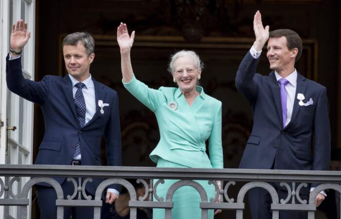 Le prince Frederik, la reine Margrethe II de Danemark et le prince Joachim.