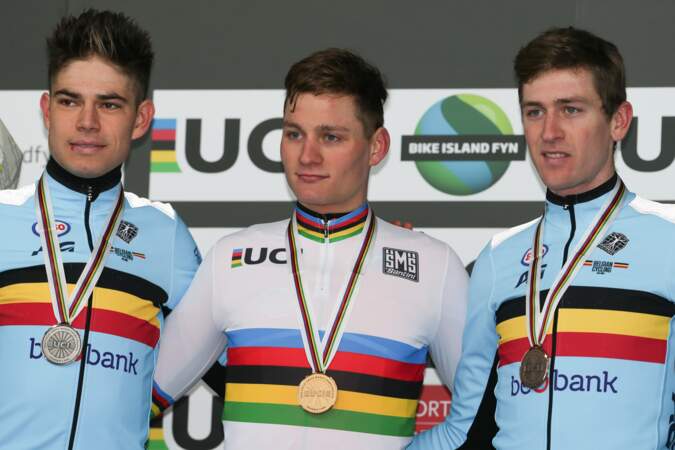 Mathieu van der Poel suit les traces de son frère David et fait ses débuts en cyclo-cross au cours de la saison 2009-10. 