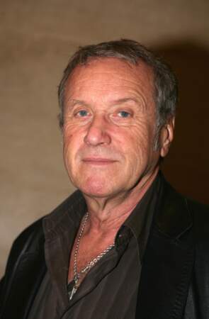 L'acteur français Yves Renier incarnait Patrick Ryan dans Dolmen. 