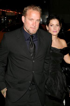 En 2005, Sandra Bullock épouse Jesse G. James. Le divorce sera prononcé en 2010, après une tromperie de la part du présentateur. Cette année-là, elle célèbre ses 41 ans