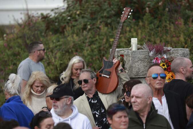 Certains fans réunis devant l'ancienne maison de Sinéad O'Connor ont repris ses tubes à la guitare.