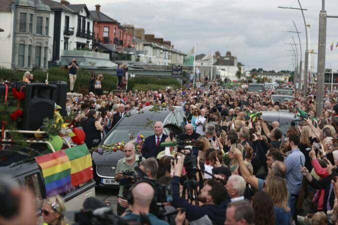 Les fans de Sinéad O'Connor devant son ancienne maison, alors que passe le cortège funéraire.