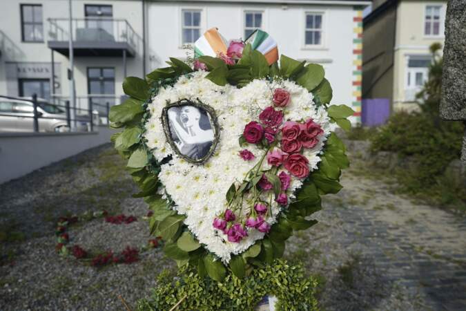 Certains fans ont déposé des fleurs devant son ancien domicile.