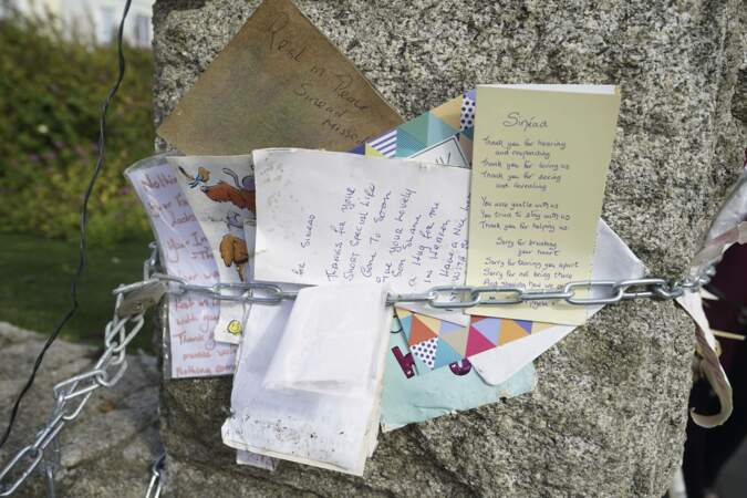 Des fans ont laissé des notes et messages devant l'ancienne maison de Sinéad O'Connor.