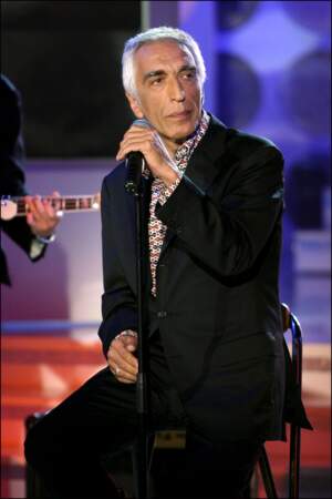 En 2003, à 55 ans, la star se lance dans la chanson. Il enregistre deux albums : « Au milieu de la nuit », puis « Dancing ». 

