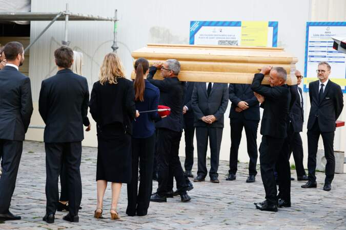 Le cercueil d'Hélène Carrère d'Encausse est passé devant la foule