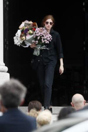 Agathe Bonitzer, la fille de Sophie Fillières, est sortie du funérarium avec un bouquet de fleurs.
