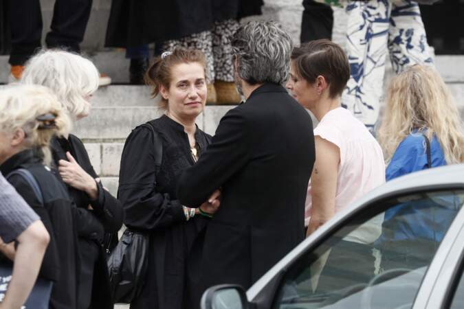 L'actrice Emmanuelle Devos a également été aperçue aux obsèques de Sophie Fillières.