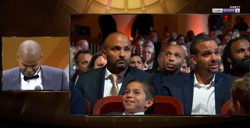 Il se retient également de pleurer au moment de remercier ses deux frères, toujours là pour lui. Le footballeur Thierry Henry est juste derrière pour profiter de l'événement