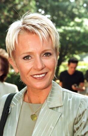 En 1998, elle anime C'est au programme sur la chaîne renommée France 2. Elle a 35 ans