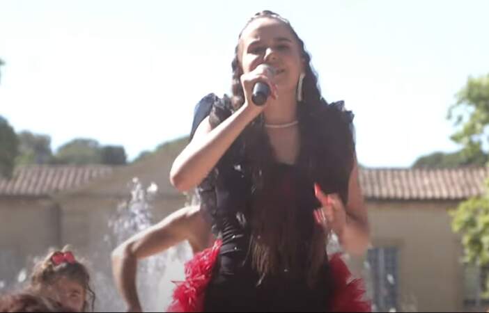 La jeune chanteuse de 14 ans continue la musique en postant régulièrement de nouvelles chansons sur sa chaîne Youtube.