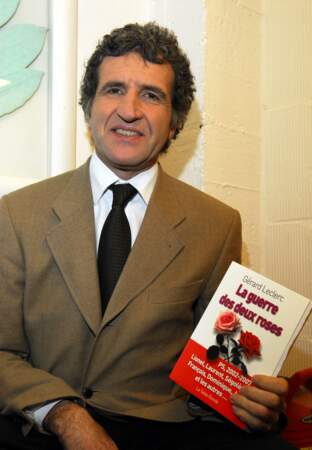 En 2006, il publie La guerre des deux roses, son 4ème livre. Il a 55 ans