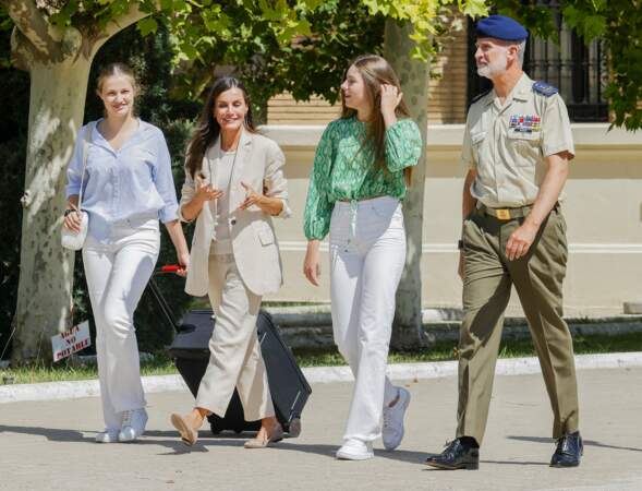 Le roi d'Espagne Felipe VI et la reine Letizia avec leurs filles la princesse des Asturies Leonor de Borbon et Sofia de Borbon, à l'Académie militaire générale de Saragosse, en Espagne, le 17 août 2023. 
