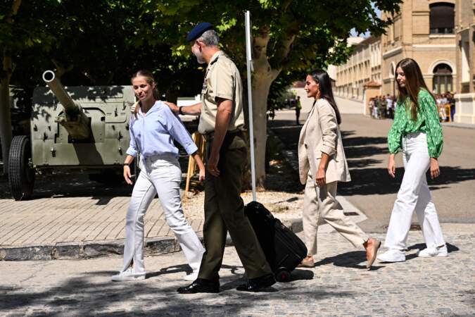 La Princesse des Asturies, Leonor, arrive accompagnée de la Reine Letizia, du Roi Felipe VI et de sa sœur l'Infante Sofia, à l'Académie militaire générale de Saragosse, en Espagne, le 17 août 2023. 
