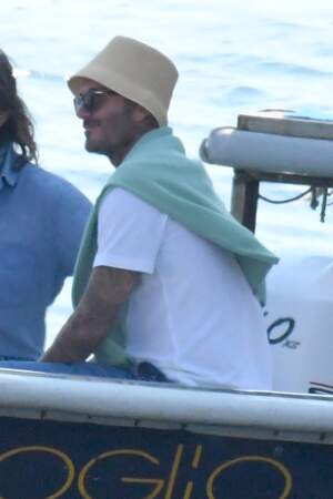 David Beckham, lui, portait une chemise blanche, un léger sweat vert sur les épaules, des lunettes de soleil et un bob pour se protéger du soleil