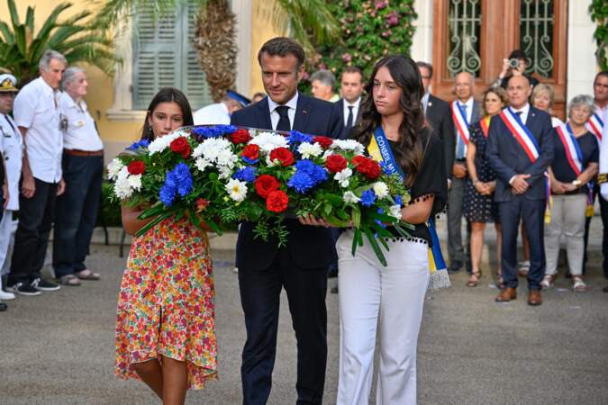 La cérémonie a ensuite débuté avec Emmanuel Macron tenant un bouquet, entouré de deux jeunes filles du village