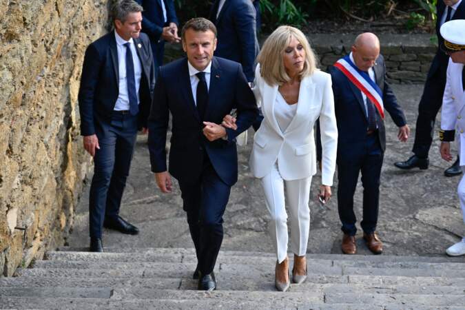 Emmanuel Macron et son épouse Brigitte Macron se sont rendus dessus, bras dessous sur la place du village