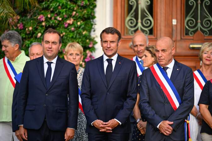 Le président Emmanuel Macron a pris la pose aux côtés de Sébastien Lecornu, ministre des Armées et François Arizzi, maire de Bormes-les-Mimosas