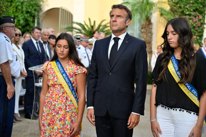 En position solennelle avec le regard vers le ciel, Emmanuel Macron a rendu un dernier hommage au village de Bormes-les-Mimosas