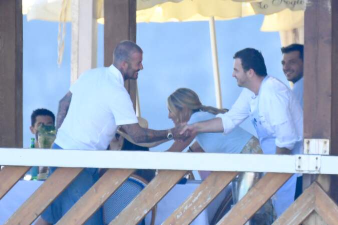 David Beckham serre la main d'un membre du staff du restaurant Lo Scoglio