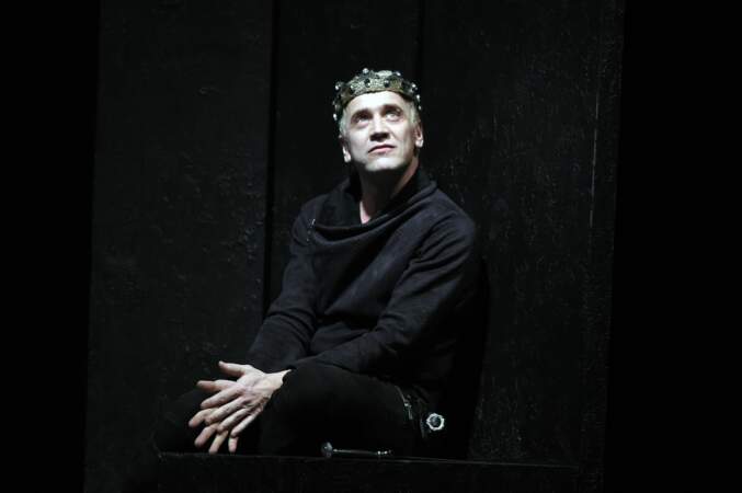 Il s'illustre aussi au théâtre, notamment dans la pièce Hamlet  avec Christophe Charrier, Pia Chavanis et Julie Delaurenti.