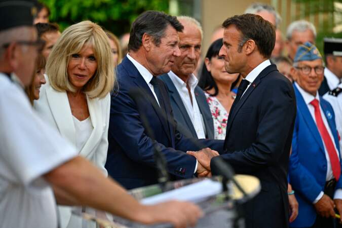 Le président Emmanuel Macron a serré la main de Christian Estrosi, le maire de Nice, pendant que Brigitte Macron semblait discuter avec sa voisine