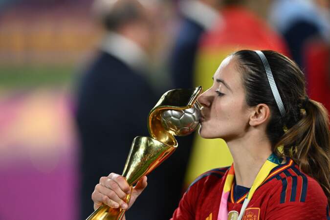 Aitana Bonmatí embrasse la coupe qu'elle a durement gagné