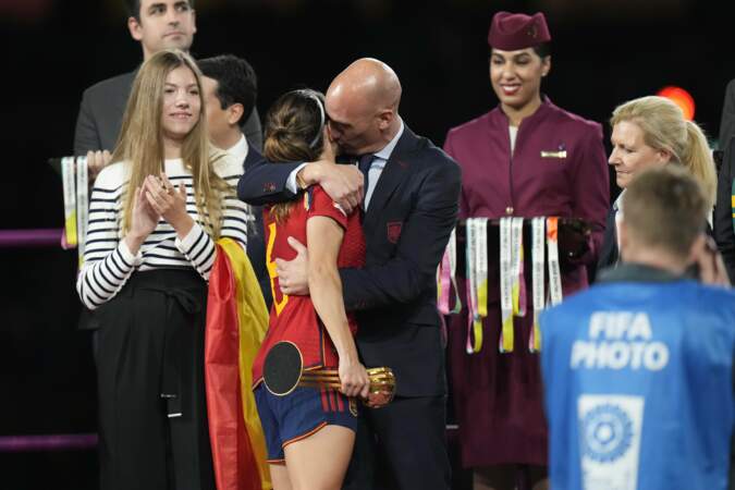 Le président de la fédération de football espagnole Luis Rubiales est actuellement en pleine polémique pour ses embrassades fougueuses avec les joueuses. Et notamment pour avoir embrassé sur la bouche la joueuse Jennifer Hermoso sans son autorisation