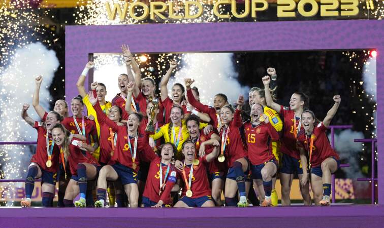 L'équipe espagnole au complet célébrant sa victoire