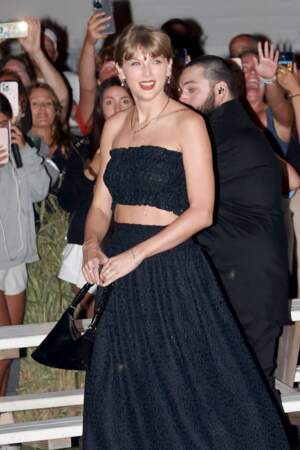 Taylor Swift a opté pour une robe noir pour le diner pré-cérémonie.