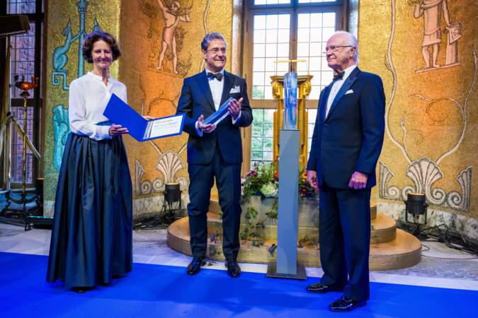 Le roi Carl Gustaf remet le prix à une des gagnantes de la soirée