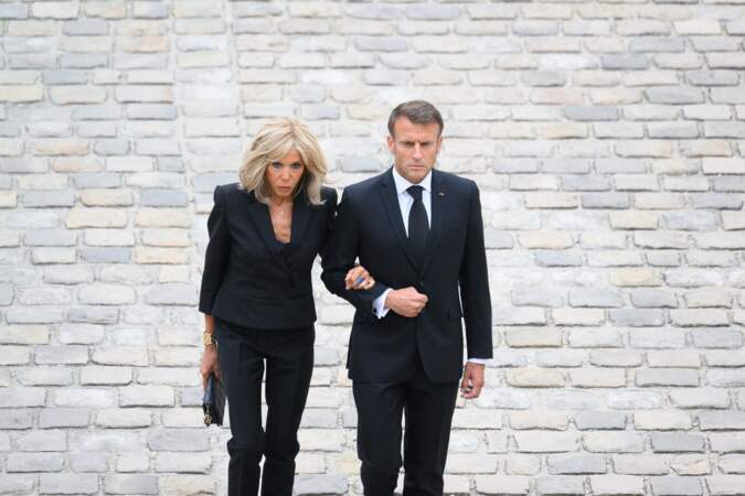 Brigitte et Emmanuel Macron quittent l'esplanade des Invalides à Paris.