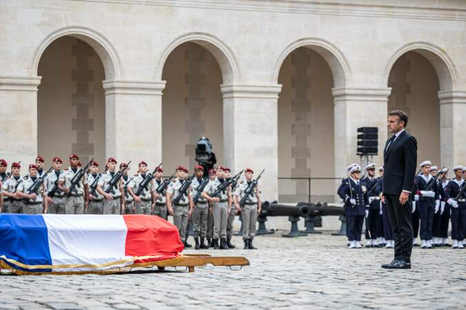 Le Président de la République Emmanuel Macron s'est recueilli devant le cercueil du général.
