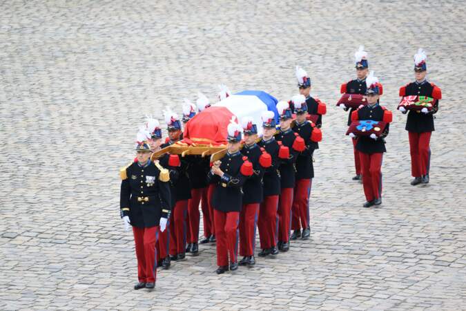 Le cercueil du général Jean-Louis Georgelin a fait son entrée porté par des sapeurs-pompiers de Paris.