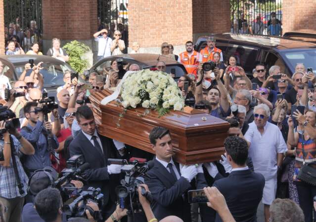 Le cercueil de Toto Cutugno est transporté à l'intérieur de l'église.