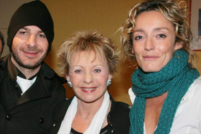 En 2007, il prend la pose avec son ex Juliette Arnaud, à droite de la photo, lors d'un concert de Charles Aznavour à Paris.