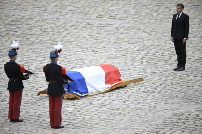 Le général Jean-Louis Georgelin est mort lors d'un accident de randonnée en Ariège.
Un hommage national lui a été rendu à l'Hôtel des Invalides ce vendredi 25 août 2023