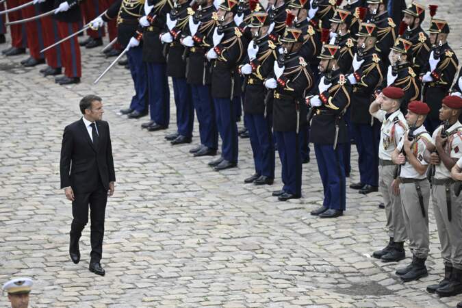Avant de prendre la parole Emmanuel Macron a salué les   autorités militaires présentes sur place.