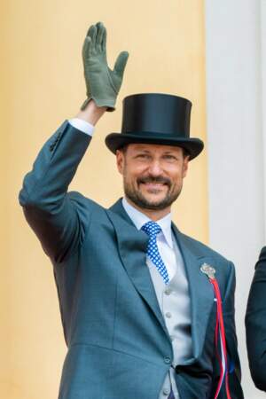 Le Prince héritier Haakon est né le 20 juillet 1973 à Oslo.
Il est l’héritier apparent du trône norvégien.