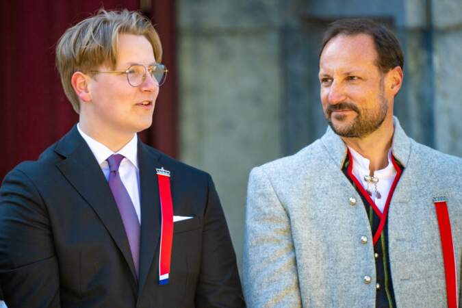 Le prince Sverre Magnus aux cotés de son père le Prince héritier Haakon.