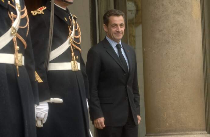 En 2007, le peuple le choisit pour devenir président de la République française pendant 5 ans. Il a 52 ans