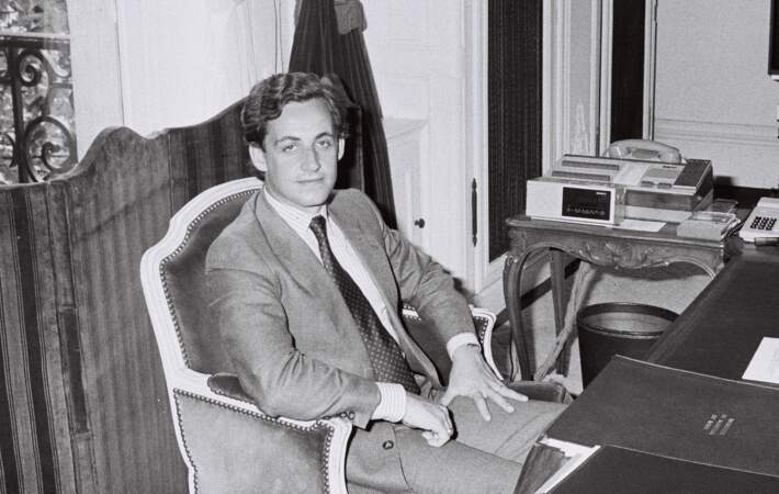 Nicolas Sarkozy est né le 28 janvier 1955. En 1983, il devient Maire de Neuilly-su-Seine. Poste qu'il gardera pendant 19 ans. En 1983 sur la photo, il a 28 ans