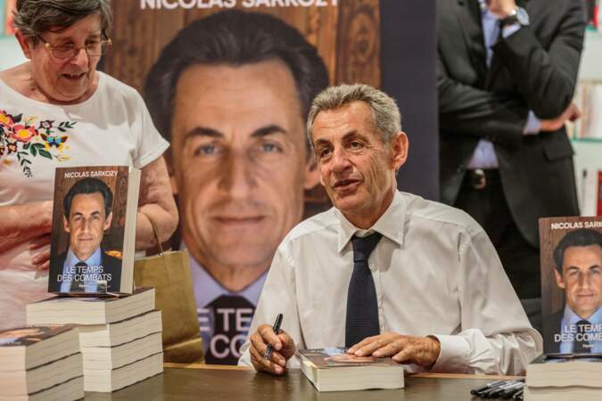 En 2023, Nicolas Sarkozy signe un nouveau livre Le temps des combats. Il a 68 ans