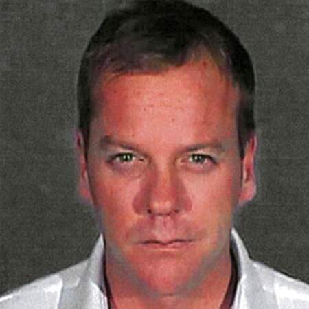 Le 9 octobre 2007, Kiefer Sutherland a été accusé de conduite avec facultés réduites et condamné à une peine d’emprisonnement de 48 jours. Le 6 décembre 2007, il passe sous l’objectif de la police américaine et commence sa peine de prison.