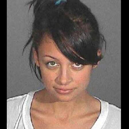 Nicole Richie a été arrêtée après avoir pris une autoroute en sens inverse. A l’époque où elle fréquentait Paris Hilton, Nicole Richie était souvent soûle, prenait de la cocaïne et de l’héroïne. 